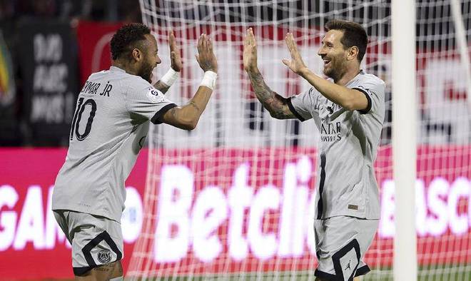 Neymar ha segnato 4 gol da solo e Messi è il migliore del gioco